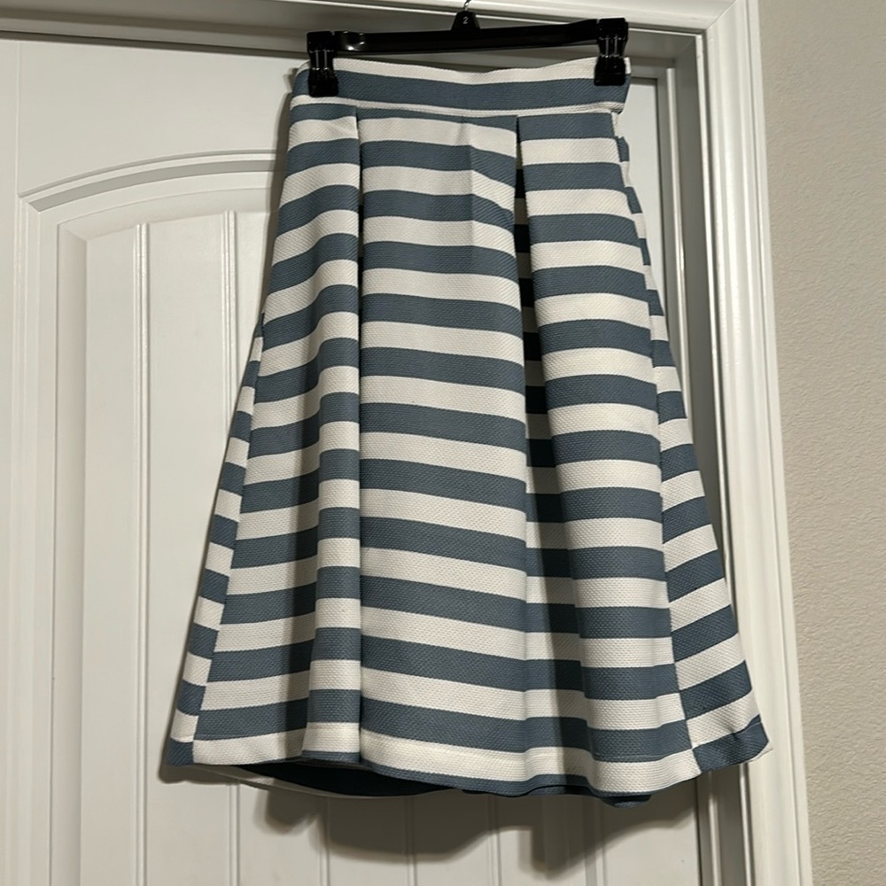Super cute New York styled skirt with pockets